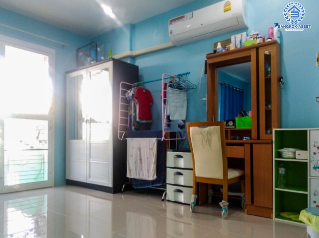 *****ทาวน์เฮ้าส์มือสองย่านนนทบุรี ม.วิโรจน์วิลล์ สะพานนนทบุรี-บางบัวทอง เนื้อที่ 21 ตร.ว. ฟังก์ชัน 3 ห้องนอน 2 ห้องน้ำ 1 ที่จอดรถ แถมฟรี! แทงก์น้ำ, ประตูรีโมท 100 ม. ถ.สะพานนนทบุรี-บางบัวทอง บนทำเลศักยภาพ เชื่อมต่อถ.กาญจนาภิเษก, ถ.ชัยพฤกษ์, ถ.นครอินทร์